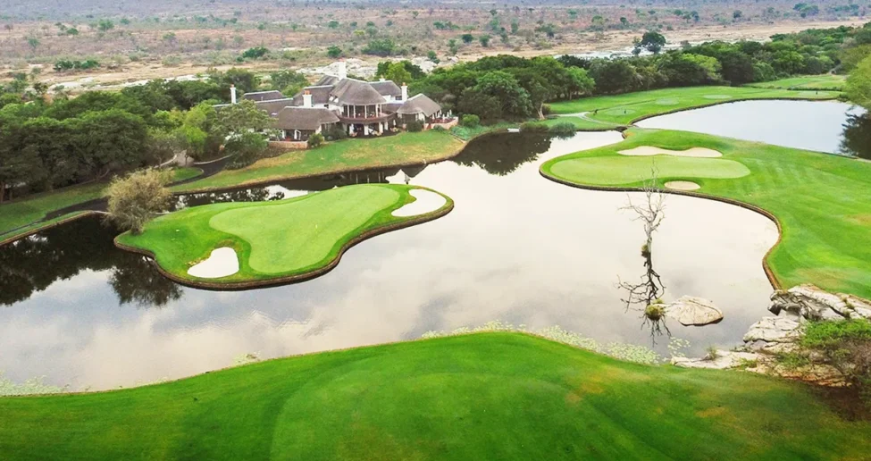 Luftaufnahme des Golfclubs Leopard Creek mit den beiden Greens vor dem Clubhaus.