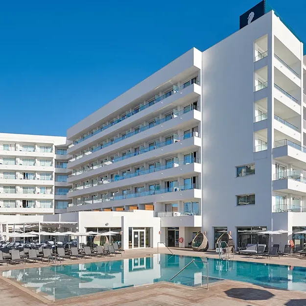 Hipotels Flamenco Pool und Aussenansicht