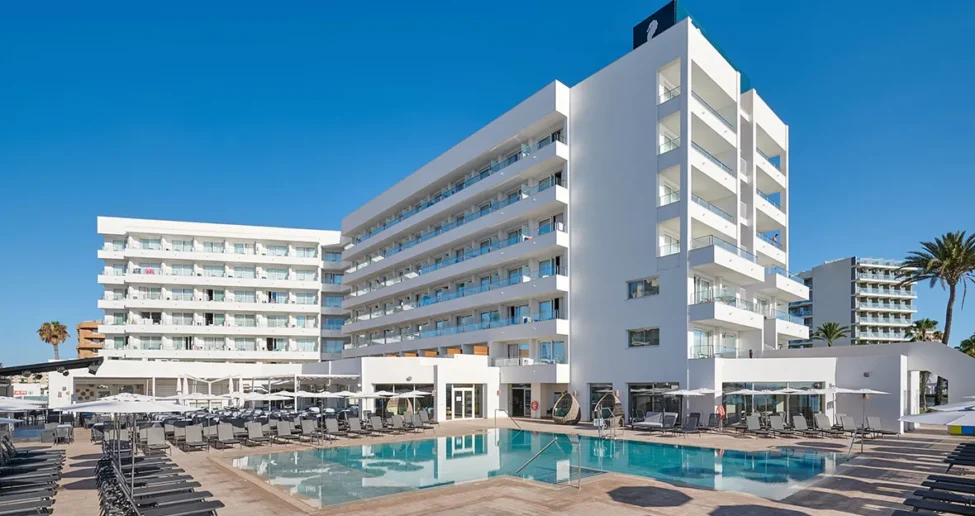 Hipotels Flamenco Pool und Aussenansicht